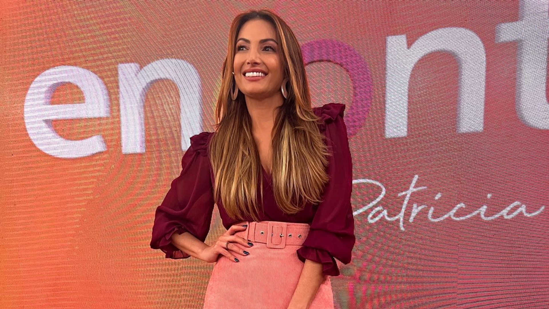 De rosa, Patrícia Poeta aposta em saia com fenda para o Encontro