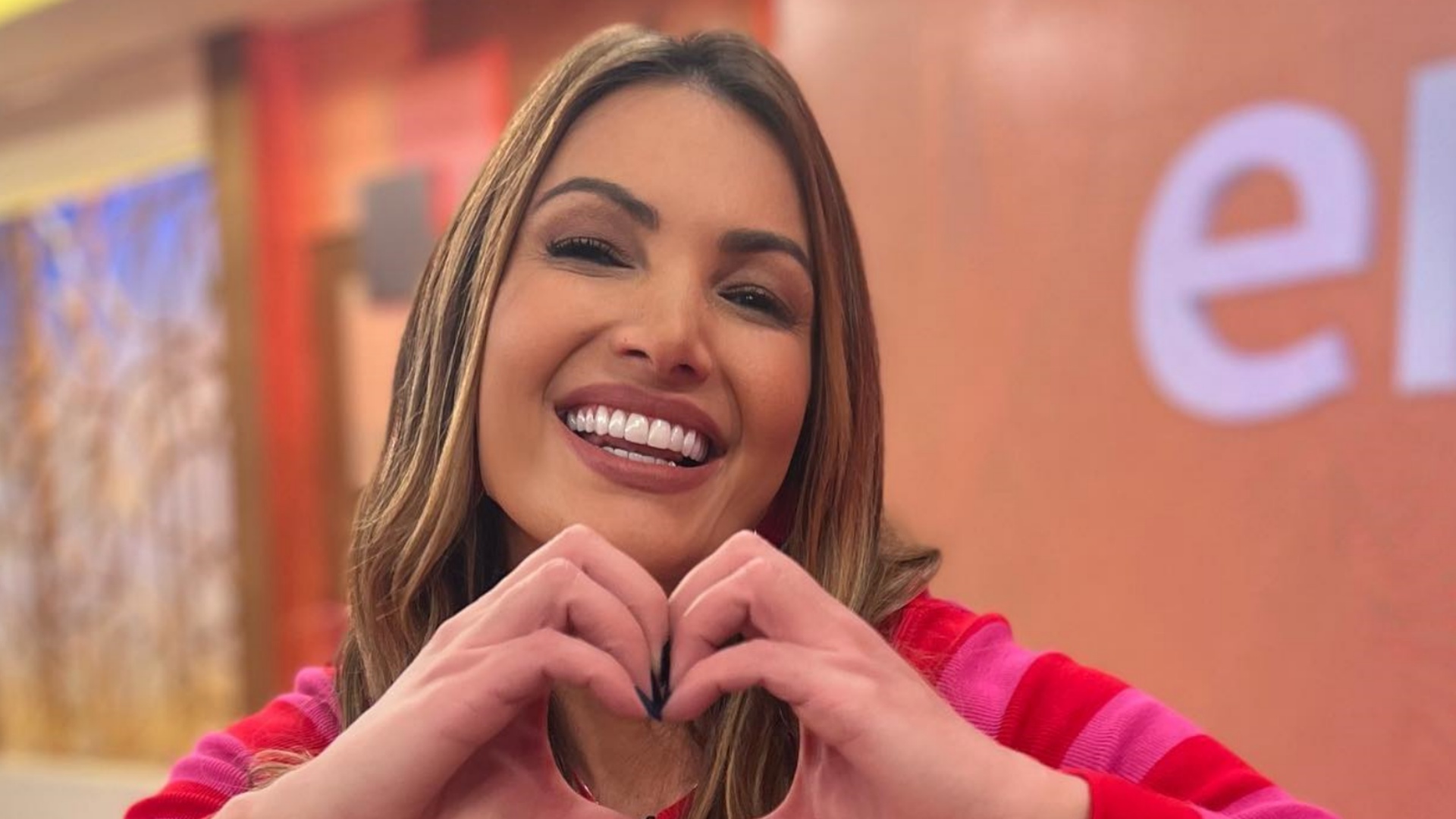 De rosa, Patrícia Poeta aposta combinação colorida para o ‘Encontro: ”Impecável”