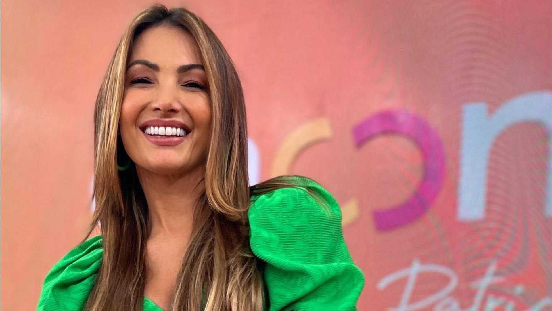 Nada básica, Patrícia Poeta aposta em vestido vibrante com fenda dupla