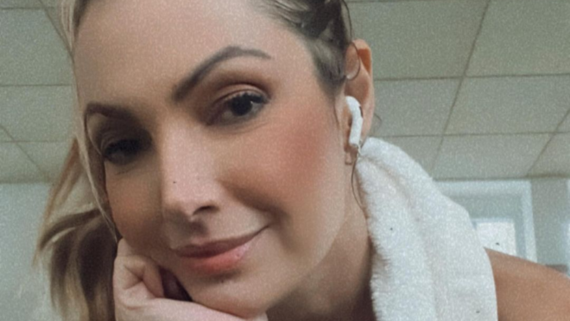 Patrícia Poeta publica selfie pós treino na academia e arranca elogios: “Sempre linda”
