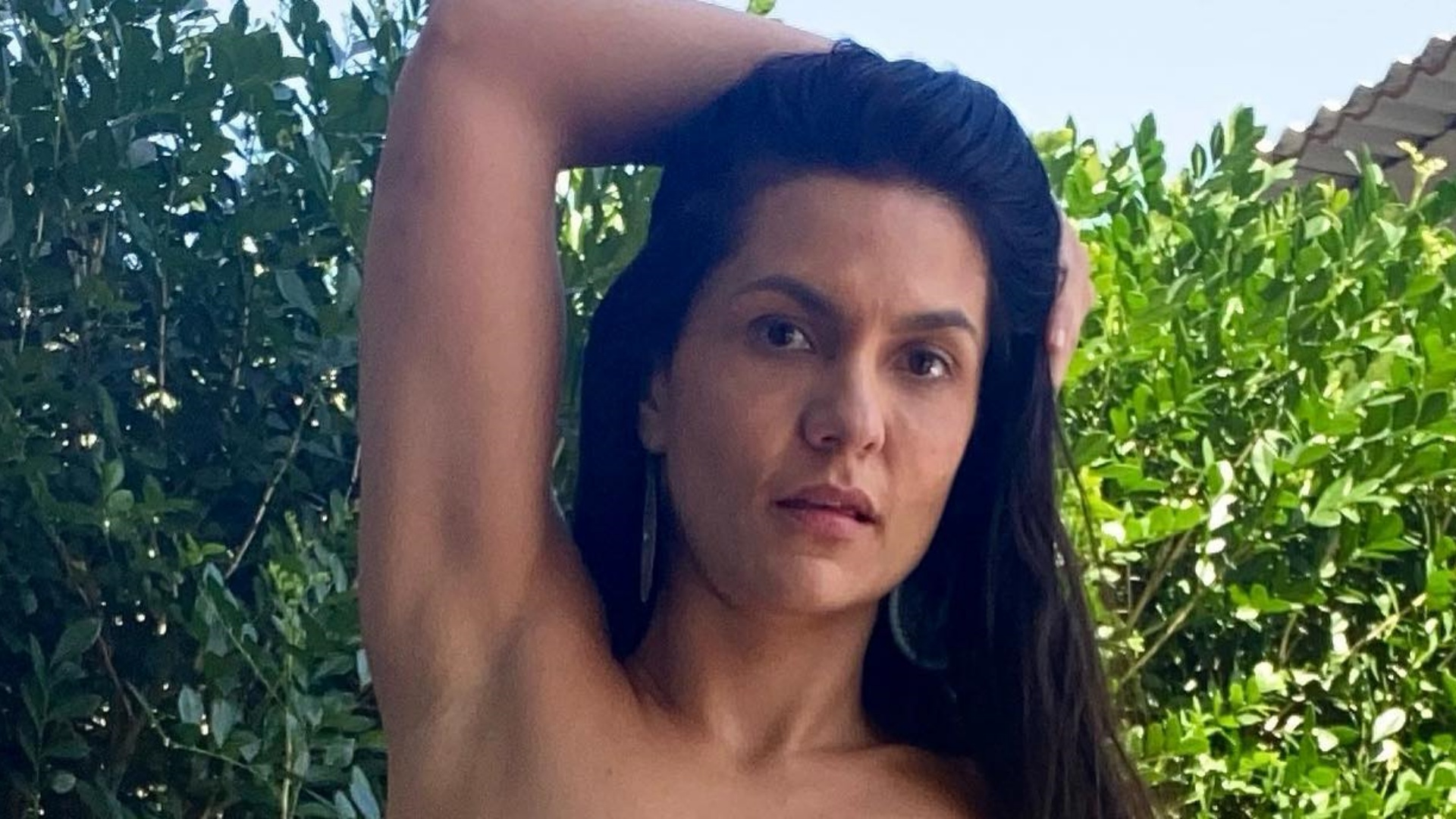 Paula Barbosa, a Zefa de Pantanal, exibe corpaço ao surgir de biquíni