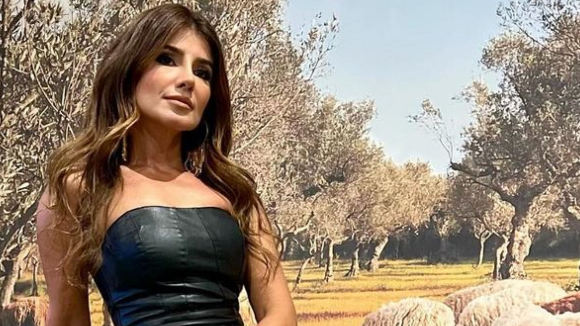 De vestido micro de couro, Paula Fernandes ostenta curvas torneadas