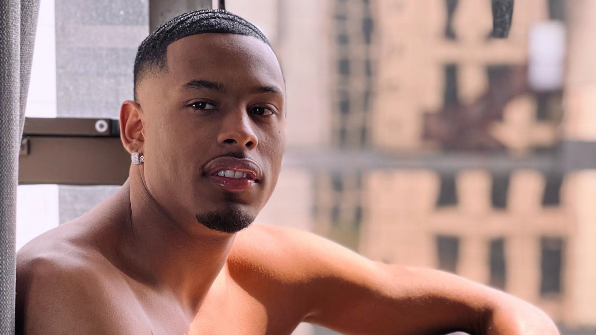 De visual novo, Paulo André exibe braços musculosos em foto sem camisa: ”Gato”