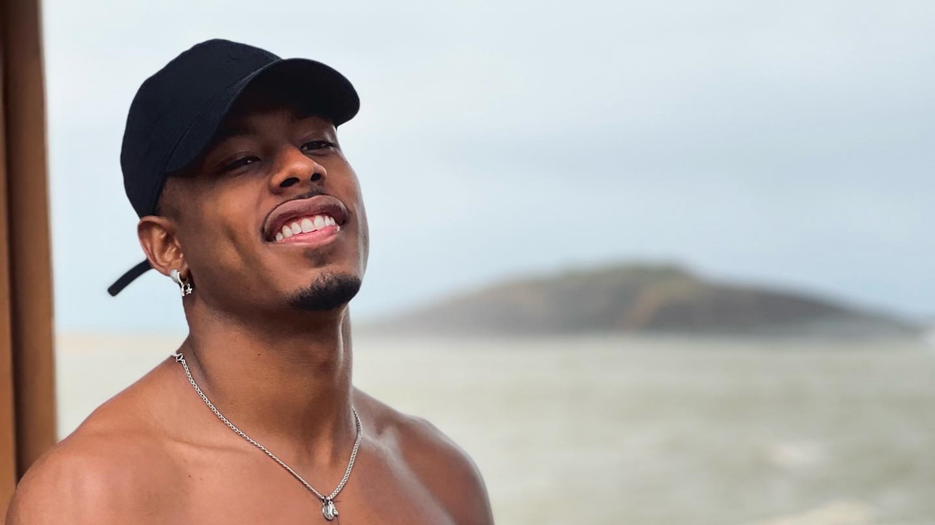 Sem camisa, Paulo André dá zoom em abdômen trincado e eleva a temperatura: ”Gato”