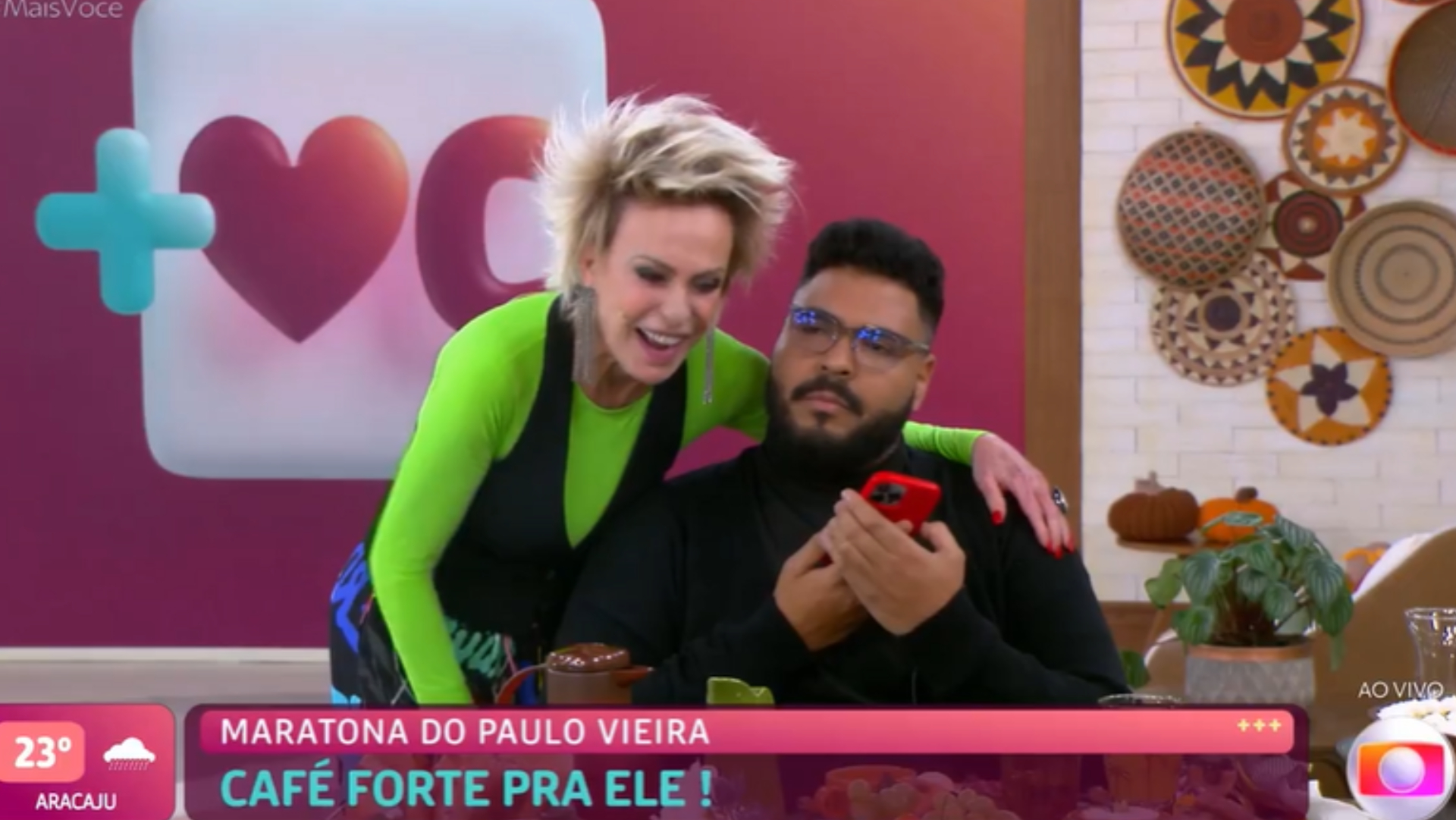 Paulo Vieira diverte Ana Maria Braga ao mostrar áudio da mãe
