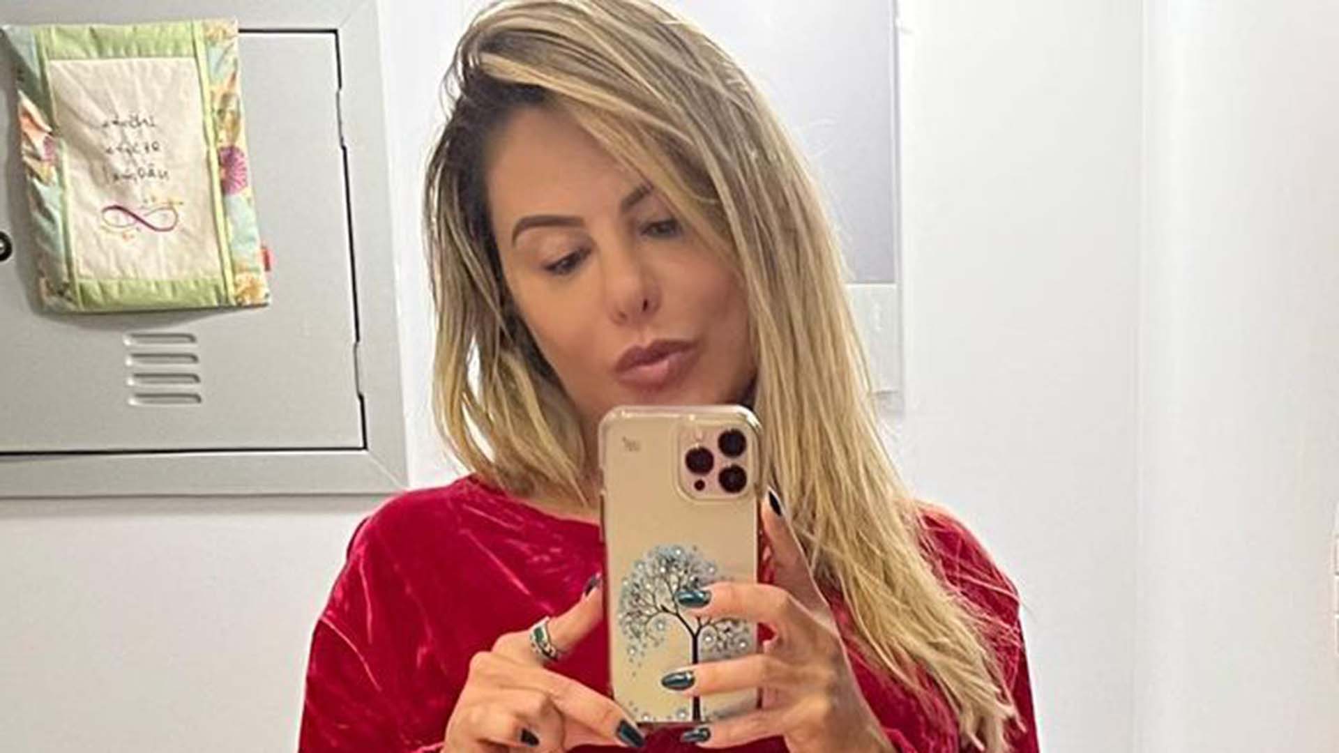 Esposa de Leonardo exibe as pernas torneadas em novo ensaio fotográfico