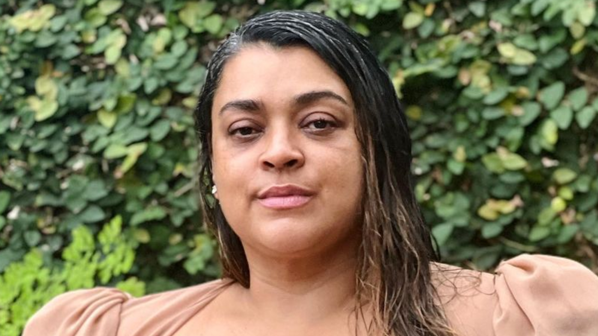 De biquíni, Preta Gil posa sem maquiagem e celebra os seus 48 anos