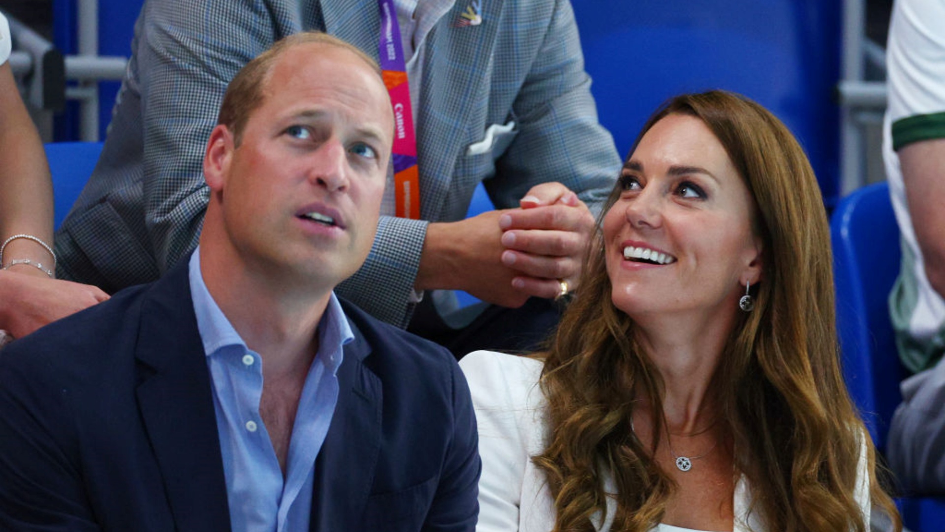Kate Middleton e Príncipe William se divertem com a filha em competição de natação
