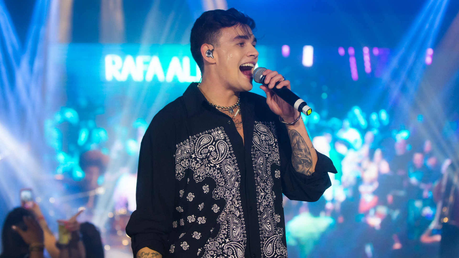 Rafa Almeida estreia sua primeira turnê em São Paulo com participação da mãe, Solange Almeida