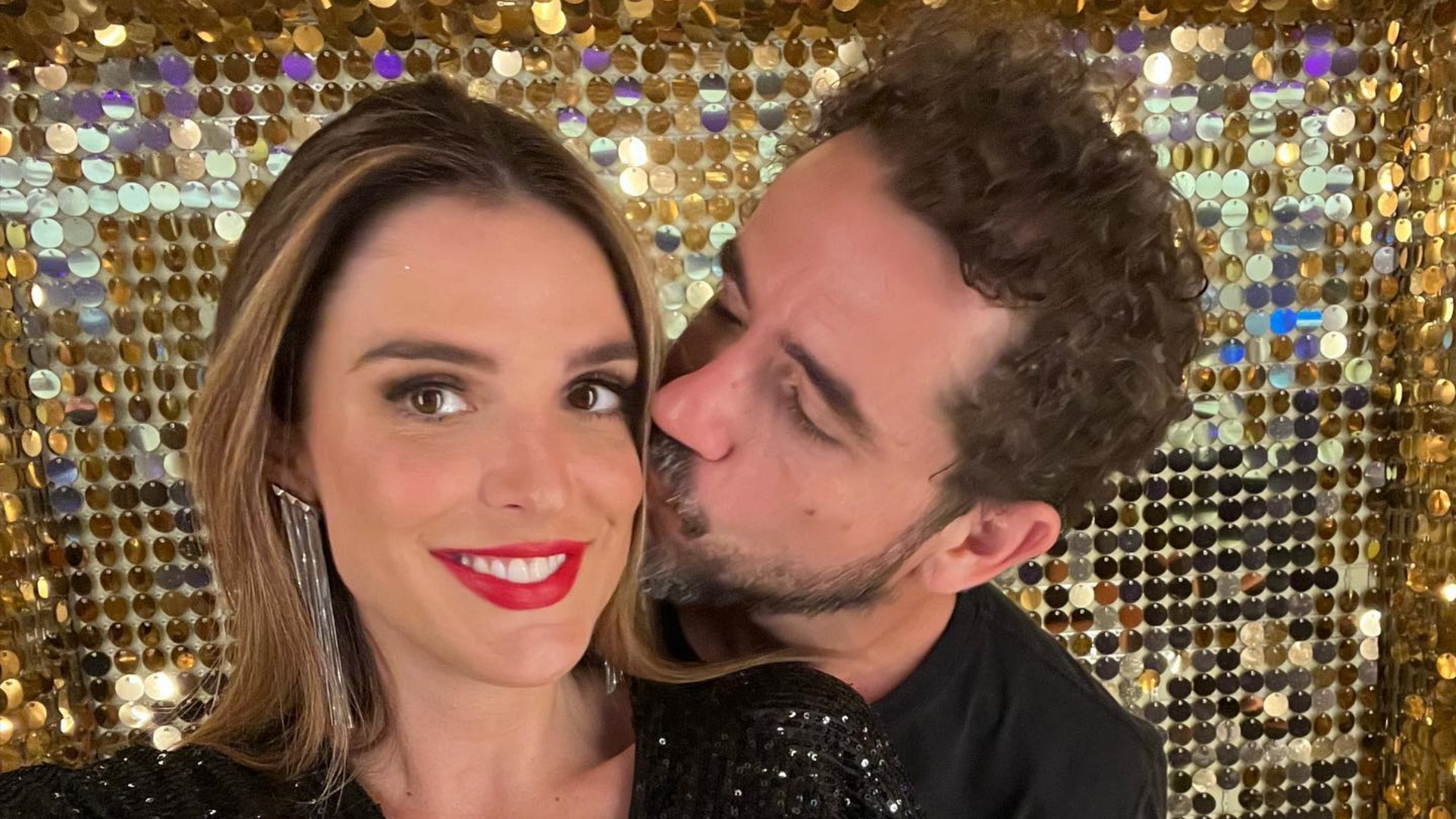Rafa Brites surge com look estiloso ao lado de Felipe Andreoli e se declara para o marido