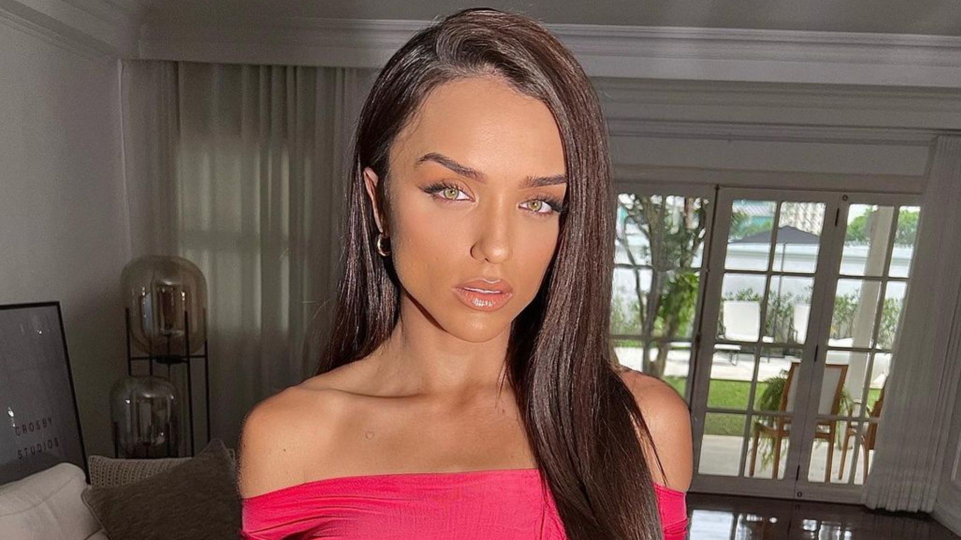 Rafa Kalimann exibe corpo escultural ao posar com vestido rosa: “Impecável’