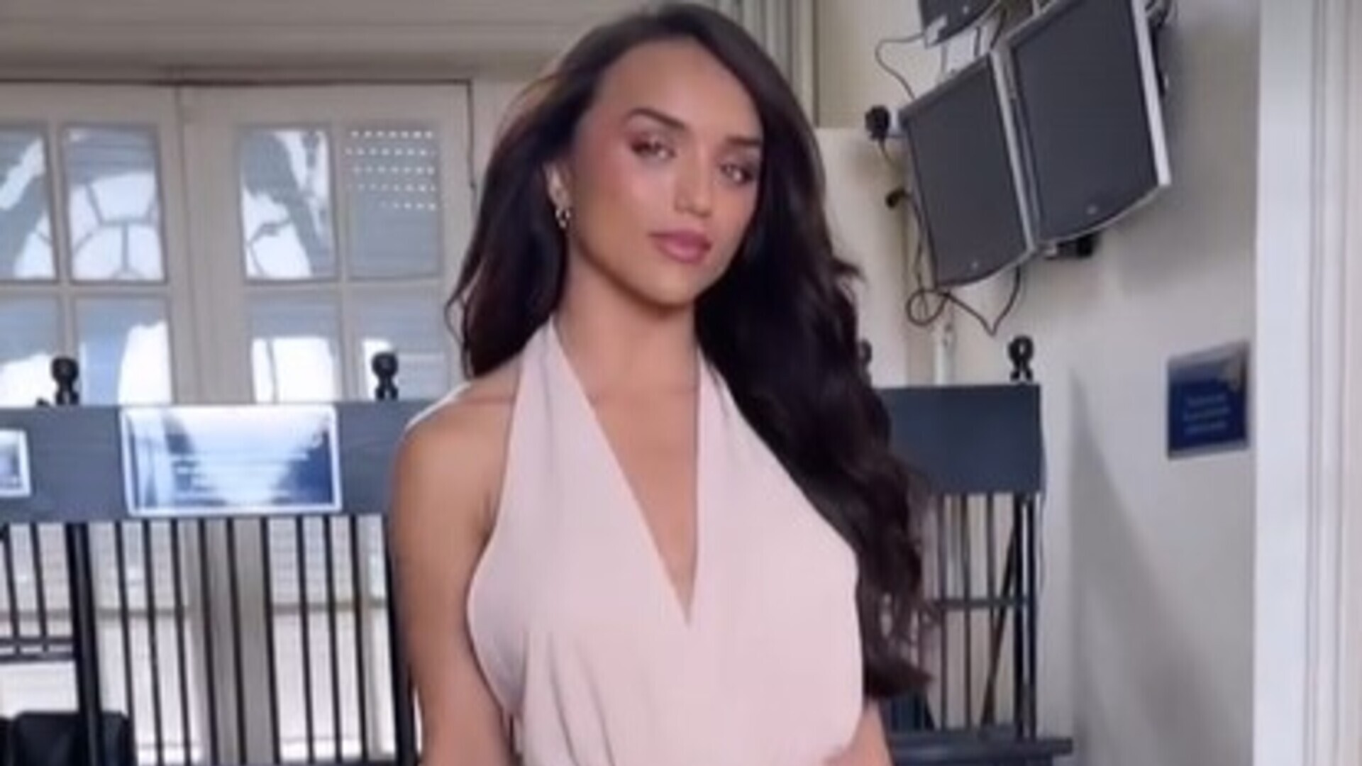 Rafa Kalimann aparece elegante em looks diferentes para ensaio fotográfico