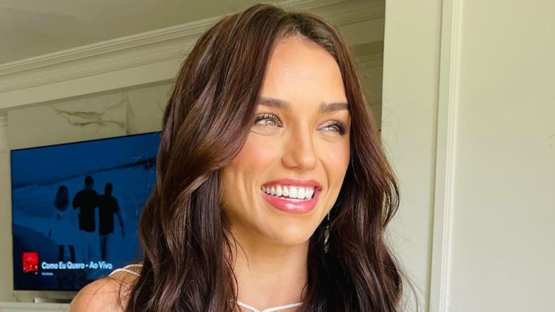 Rafa Kalimann exibe as pernas saradas ao posar com look branco poderoso