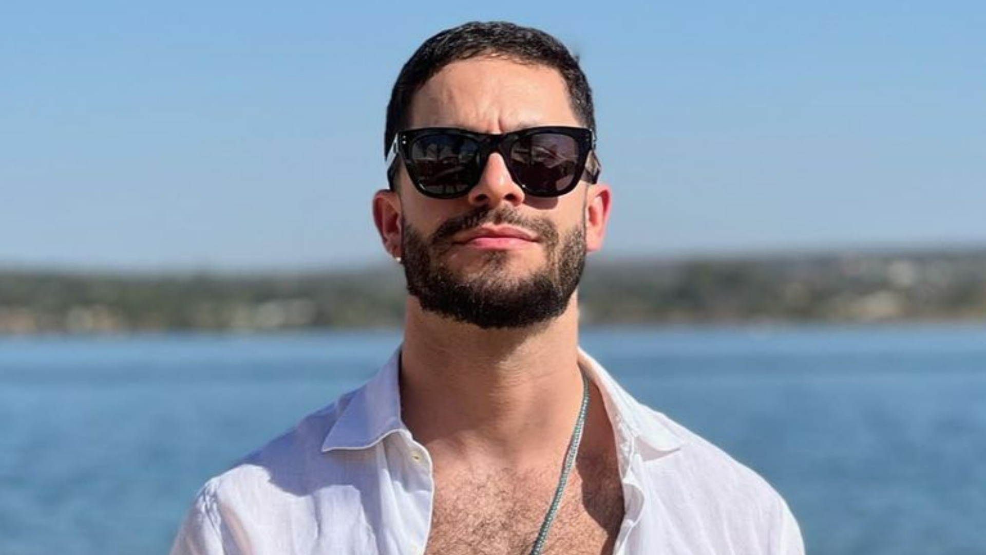Rainer Cadete esbanja beleza ao curtir passeio de barco ao lado de seus amigos em Brasília