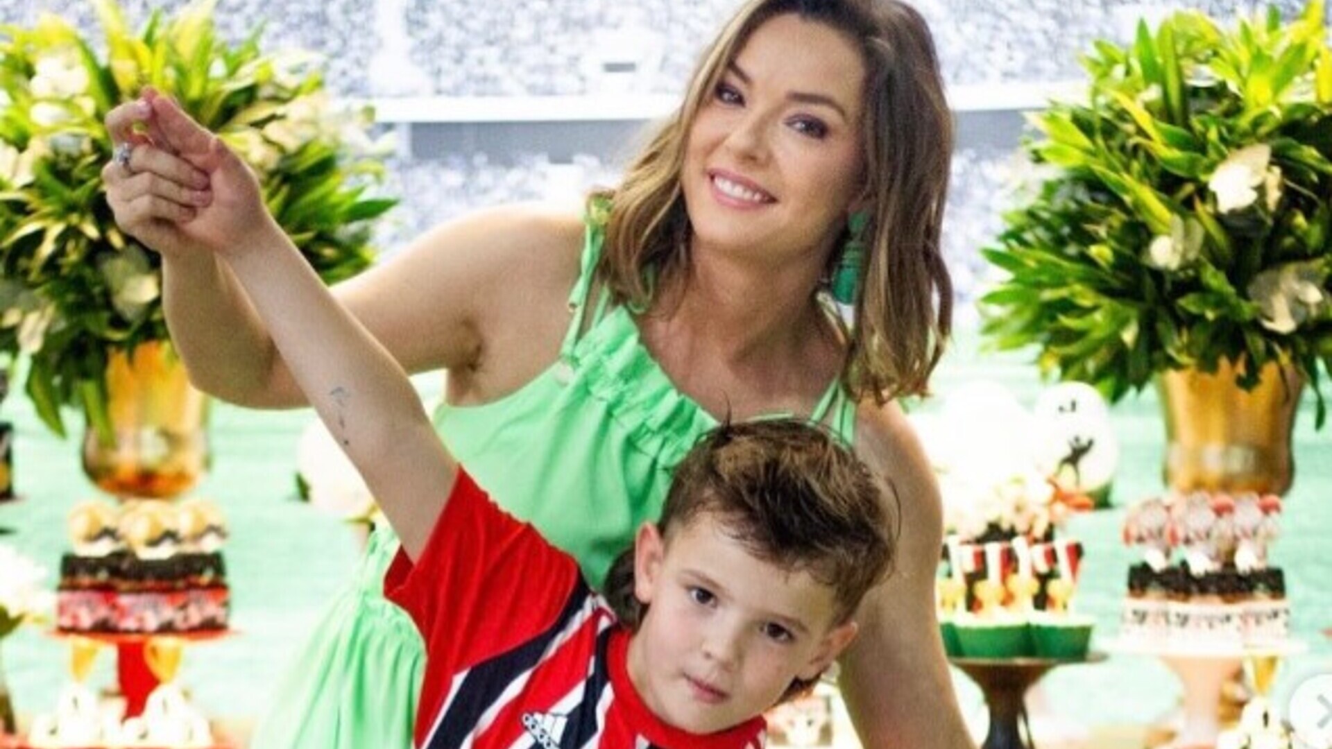 Regiane Alves compartilha fotos da festa de aniversário do filho Antônio