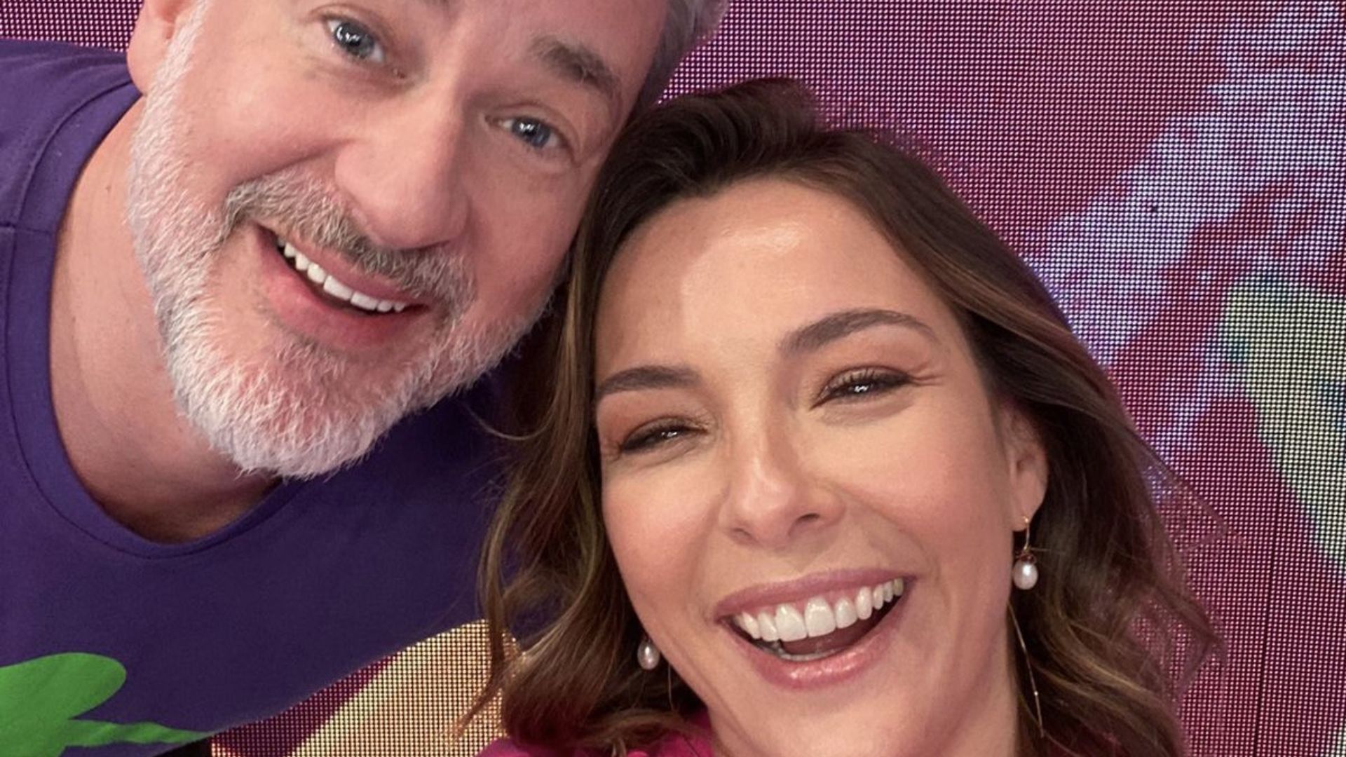 Regiane Alves posa ao lado de Dan Stulbach e relembra vilões de novela: “Não podiam sair de casa”