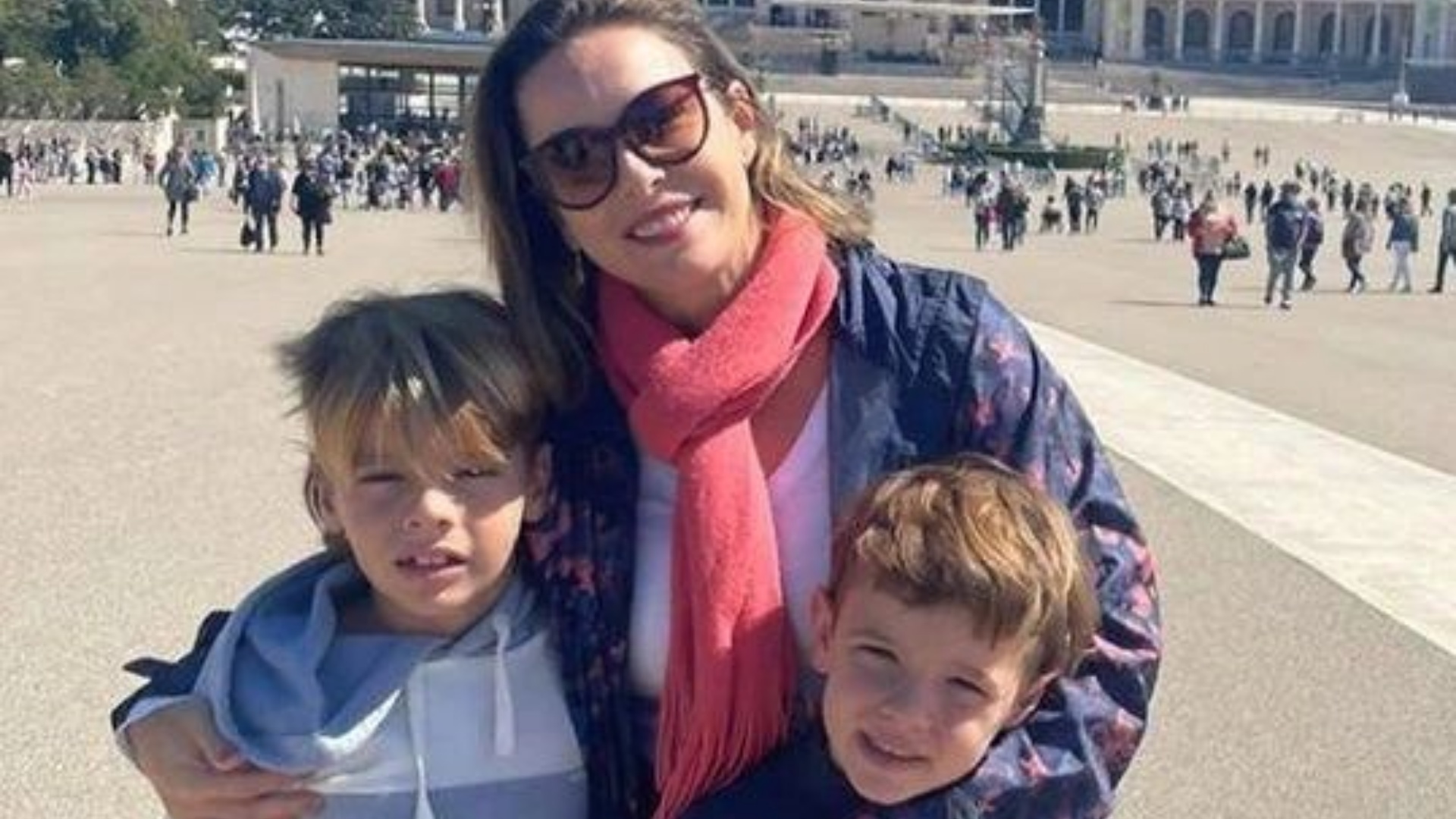 Em clima de TBT, Regiane Alves relembra viagem com os filhos para Portugal