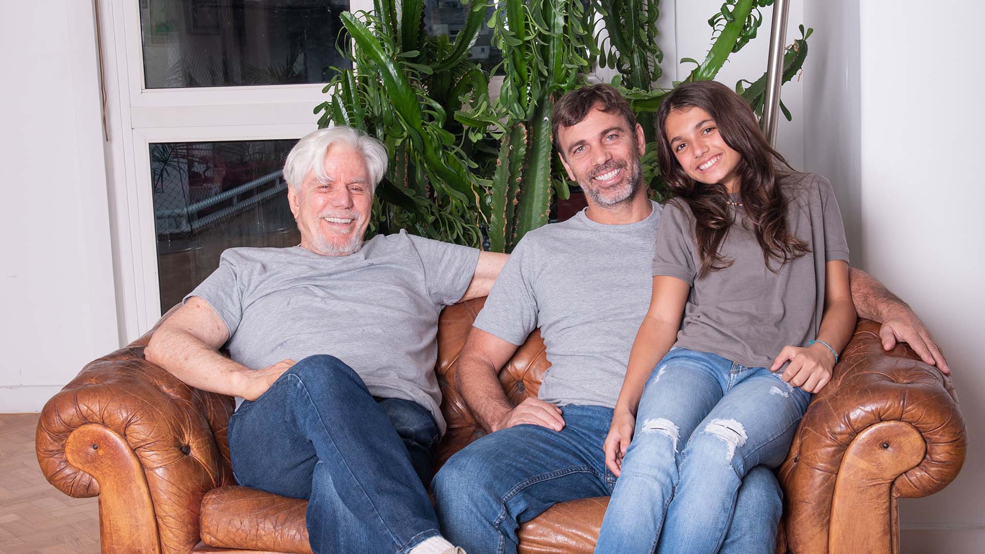 Marcelo Faria celebra encontro de gerações com o pai e a filha