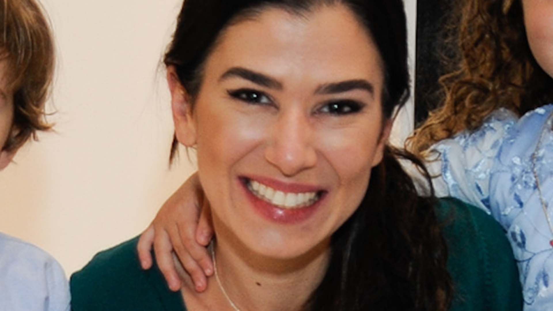 Renata Abravanel faz rara aparição com os dois filhos em São Paulo