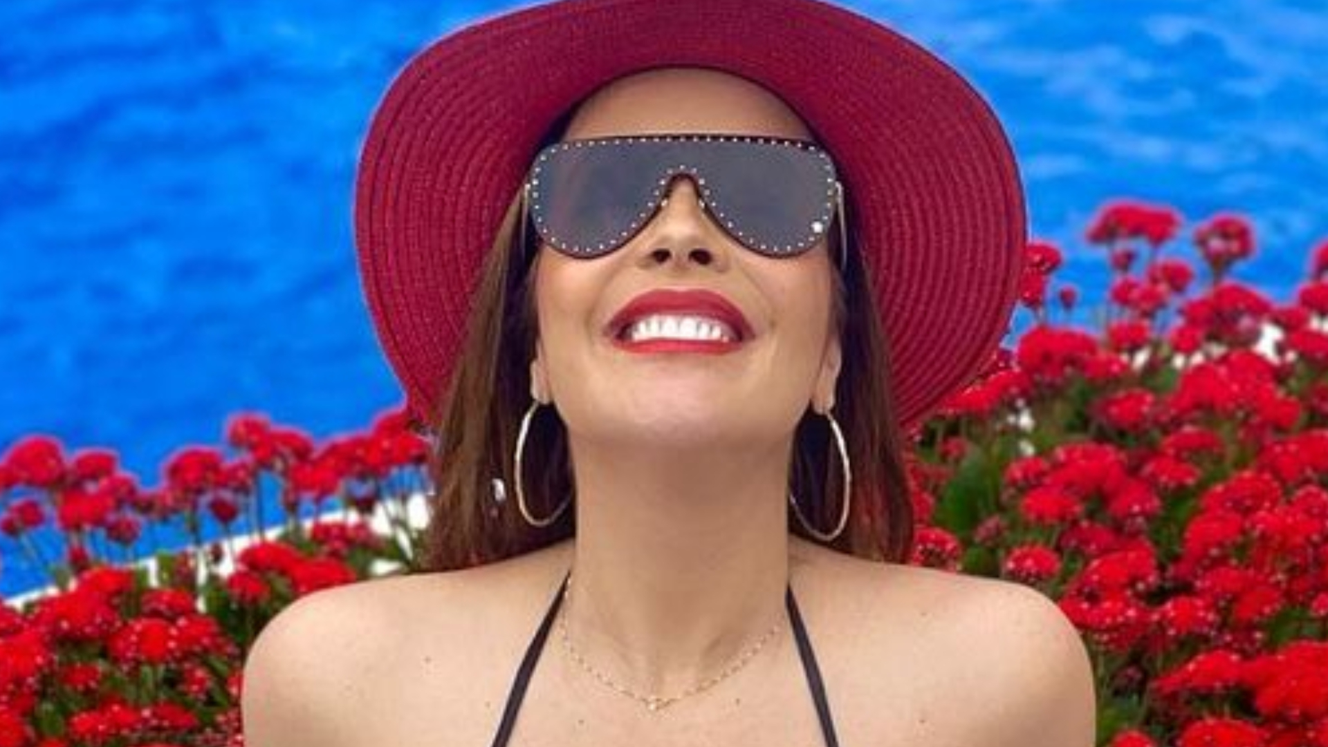 Grávida, Renata Domínguez exibe barrigão ao surgir de biquíni na piscina