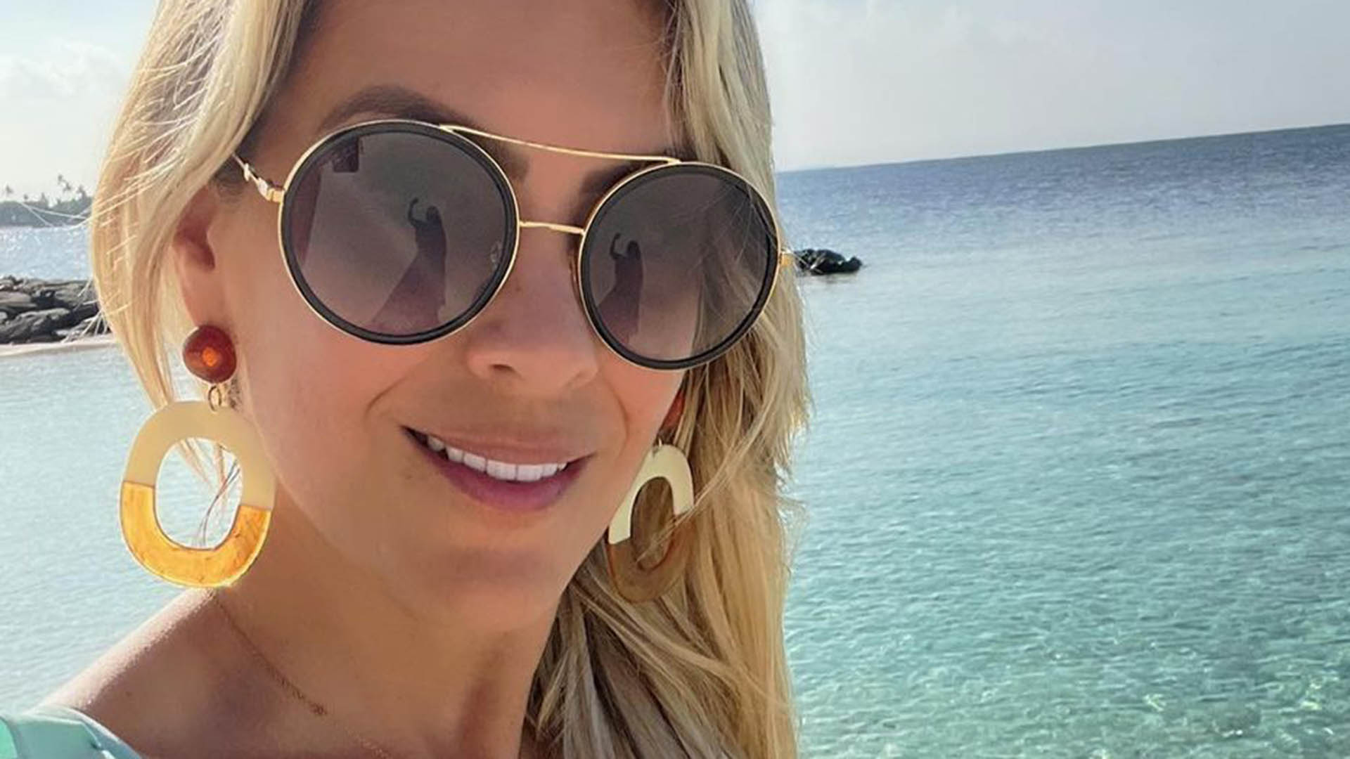 Renata Fan usa look decotado em dia na praia