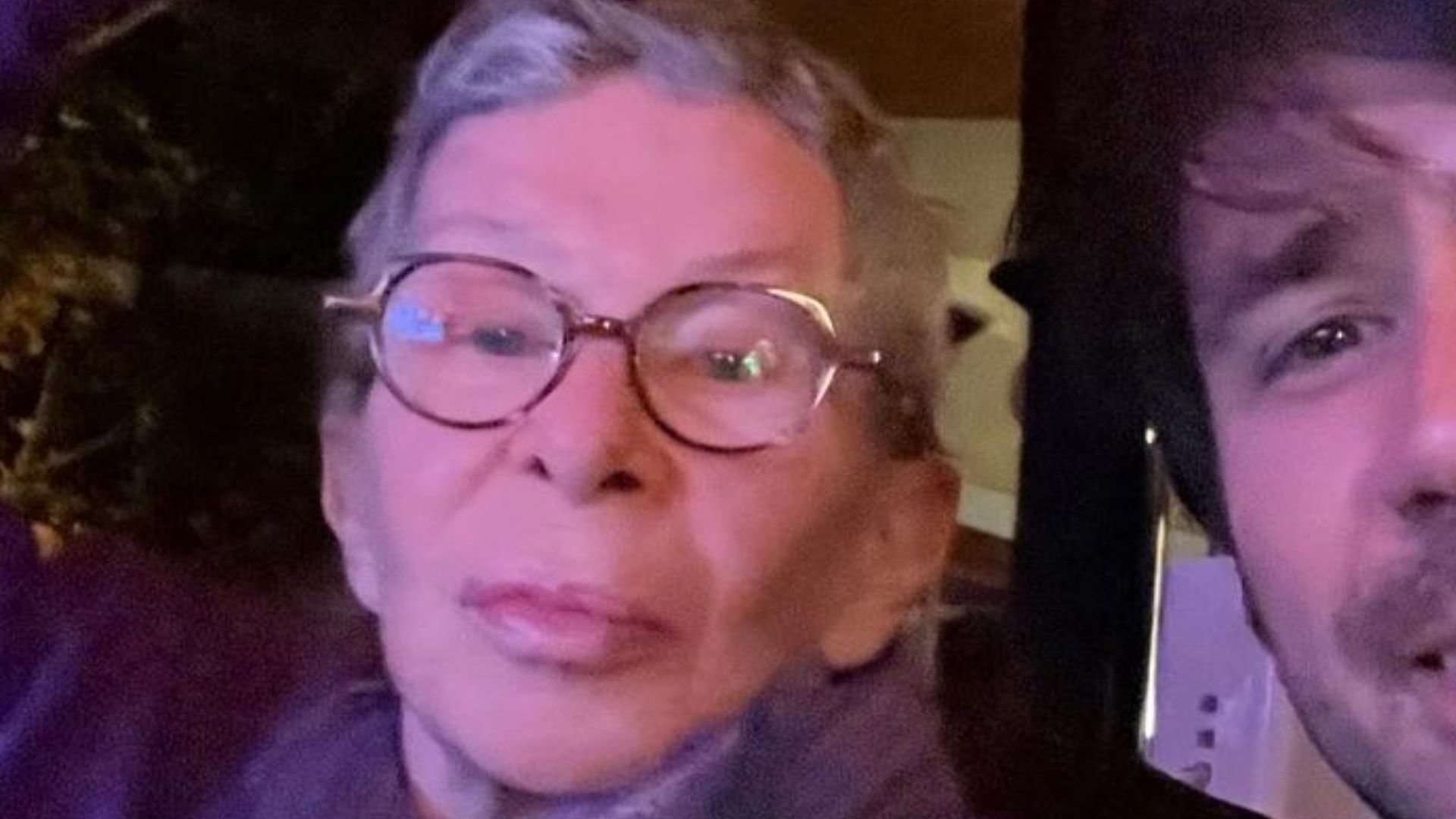 Após anunciar que está em remissão de câncer, Rita Lee surge em foto rara com o filho