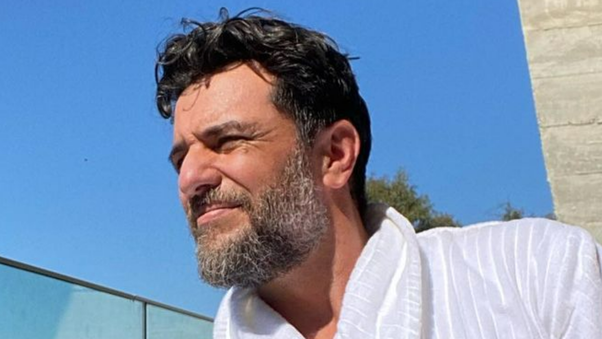 Rodrigo Lombardi arranca elogios da web ao posar só de roupão: ”Gato demais!”