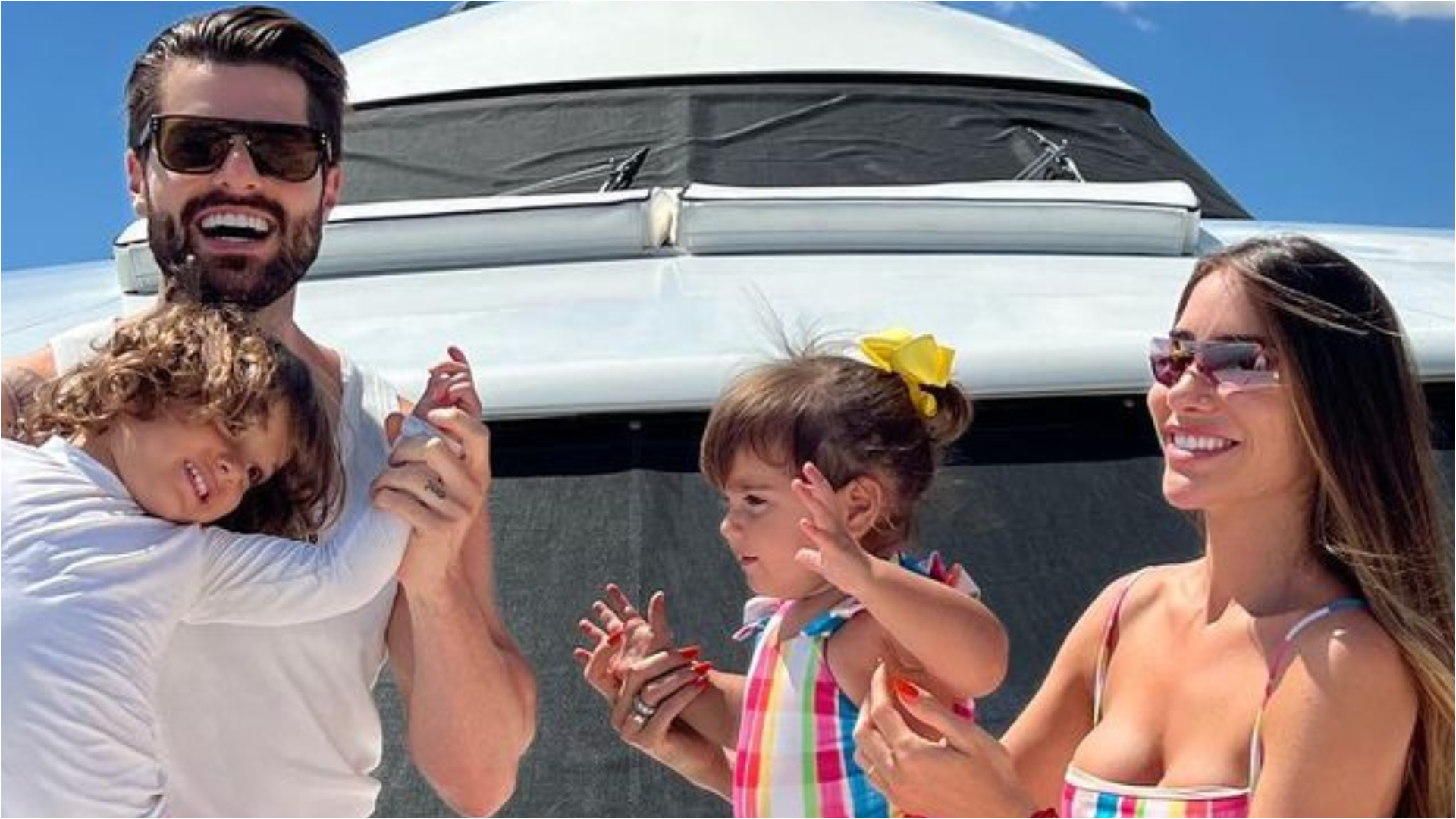 Romana Novais combina look com o marido e os filhos, e encanta a web