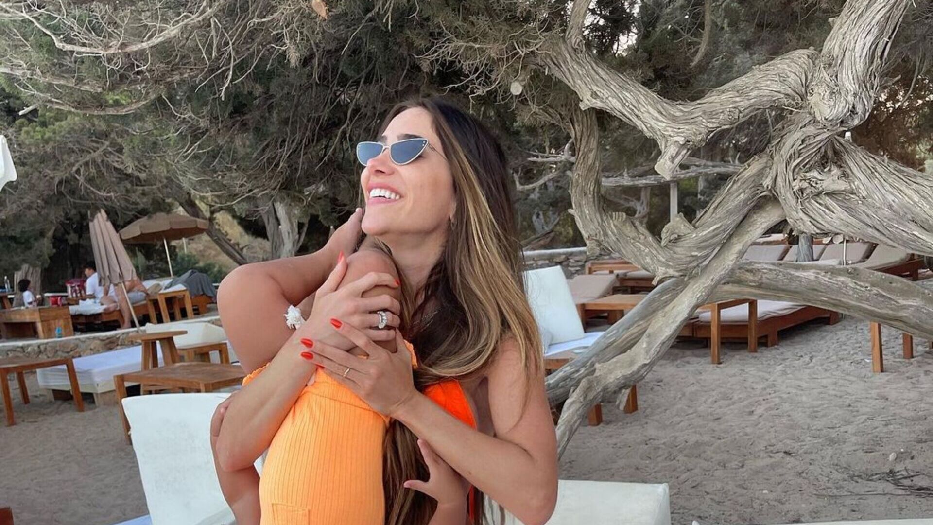 Romana Novais encanta ao combinar biquíni com a filha