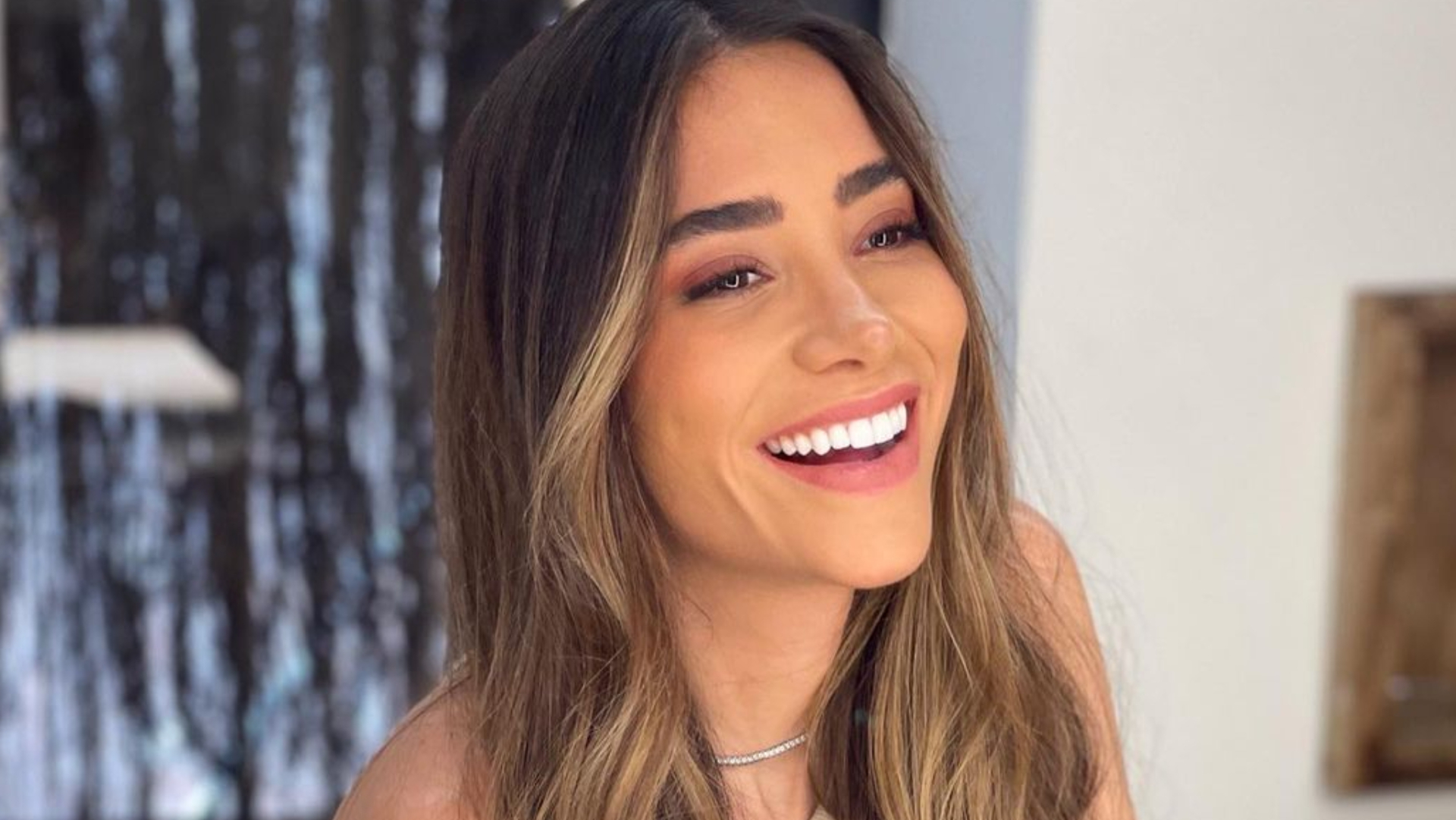 Romana Novais posa com vestido todo colorido e web brinca: ”Virou um brigadeiro”