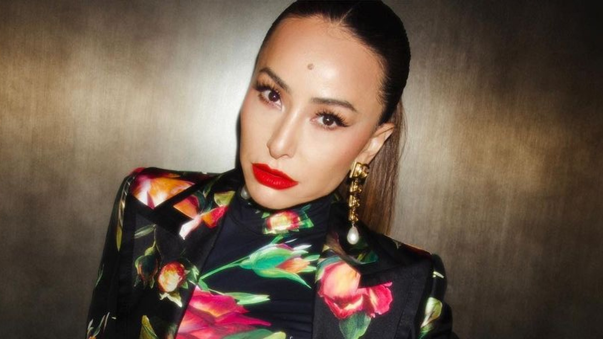 De batom vermelho, Sabrina Sato aposta em macacão justíssimo todo estampado