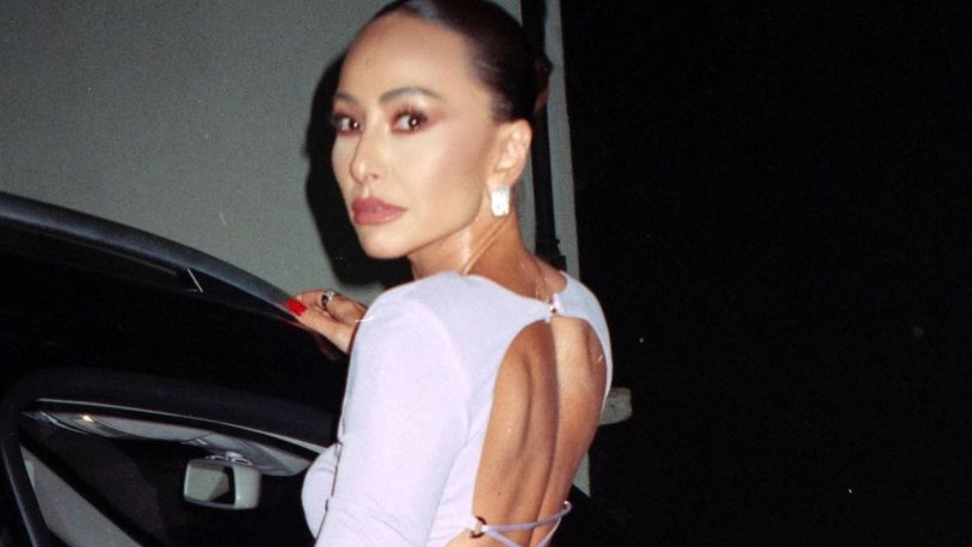 Sem roupa íntima, Sabrina Sato quase mostra demais em vestido todo aberto