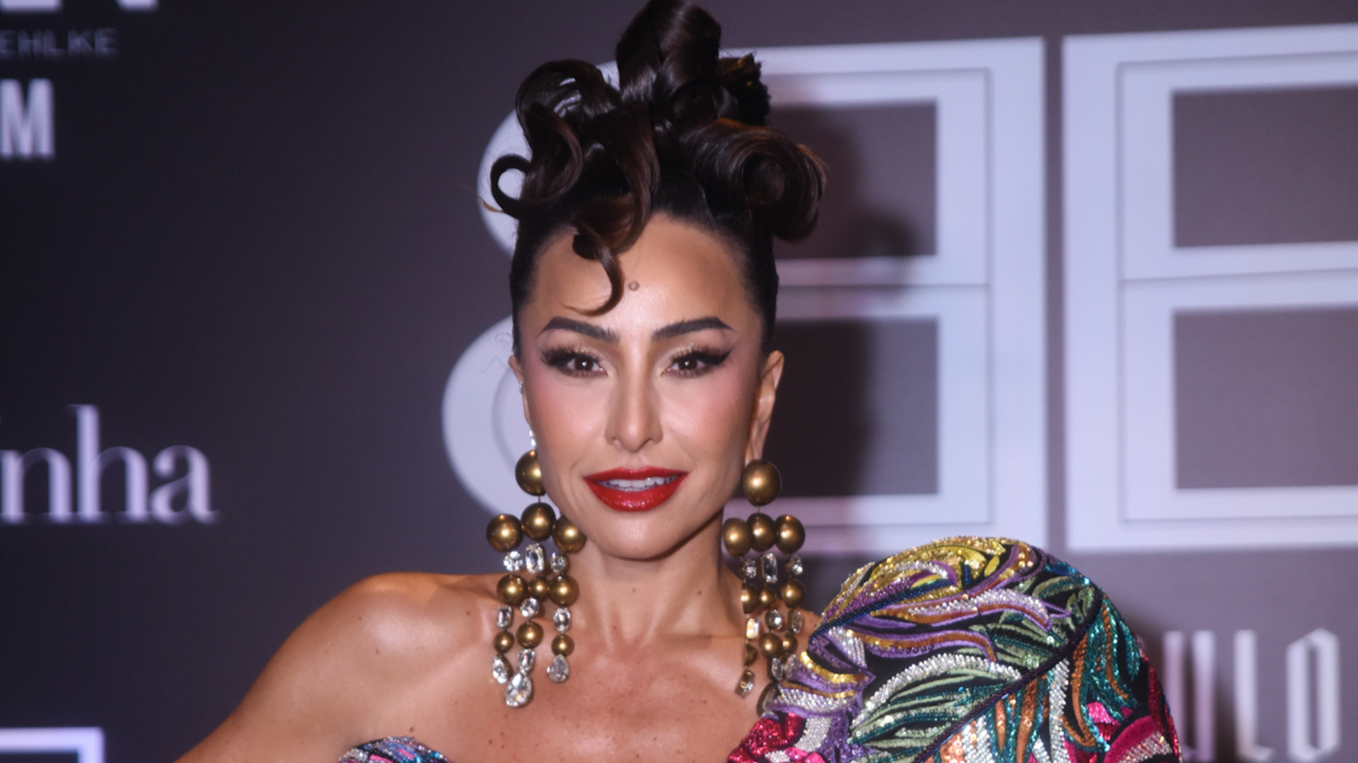 Sabrina Sato esbanja beleza e elegância com look colorido em baile de gala