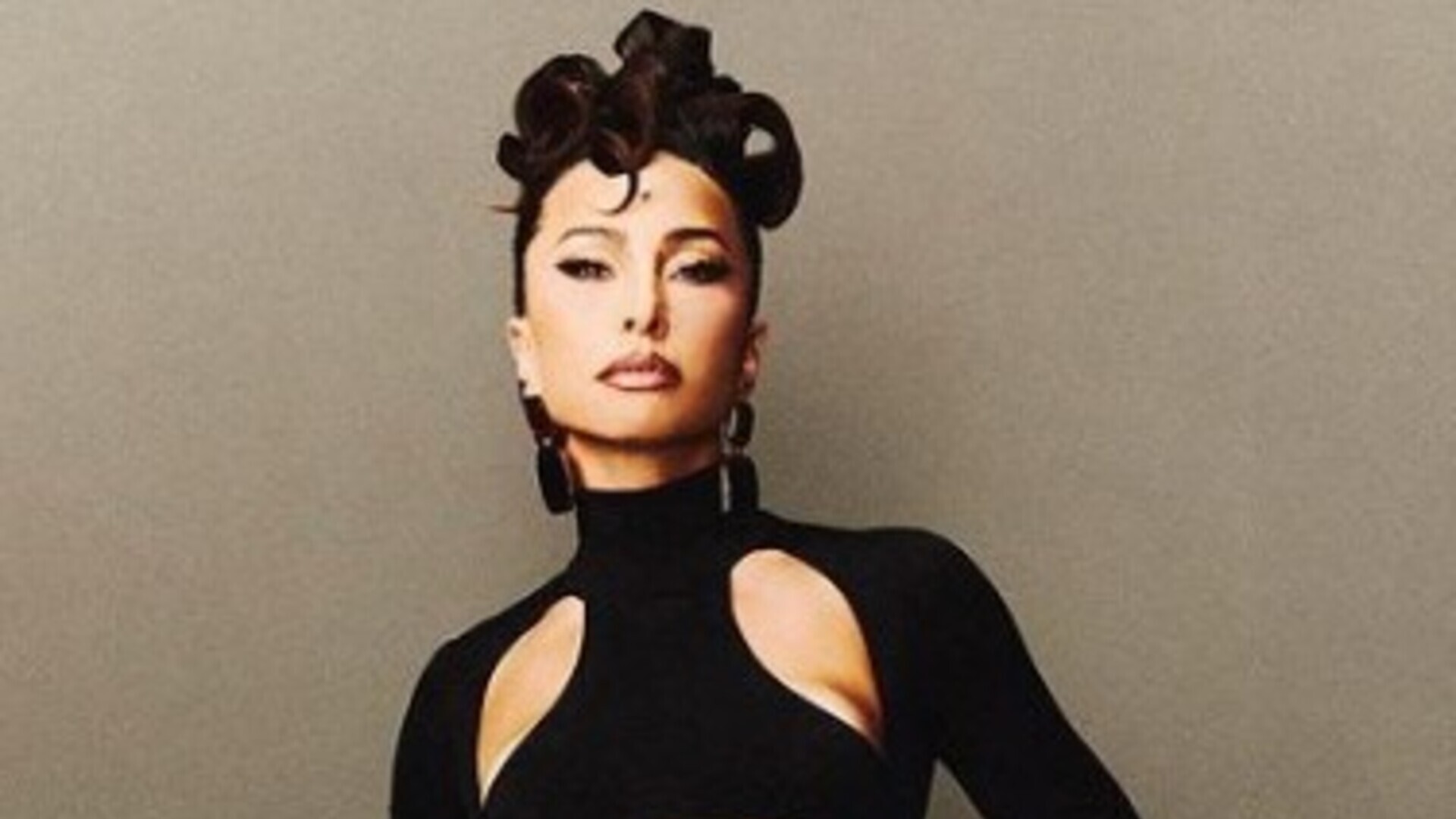 Sabrina Sato esbanja beleza ao publicar fotos em vestido preto elegante
