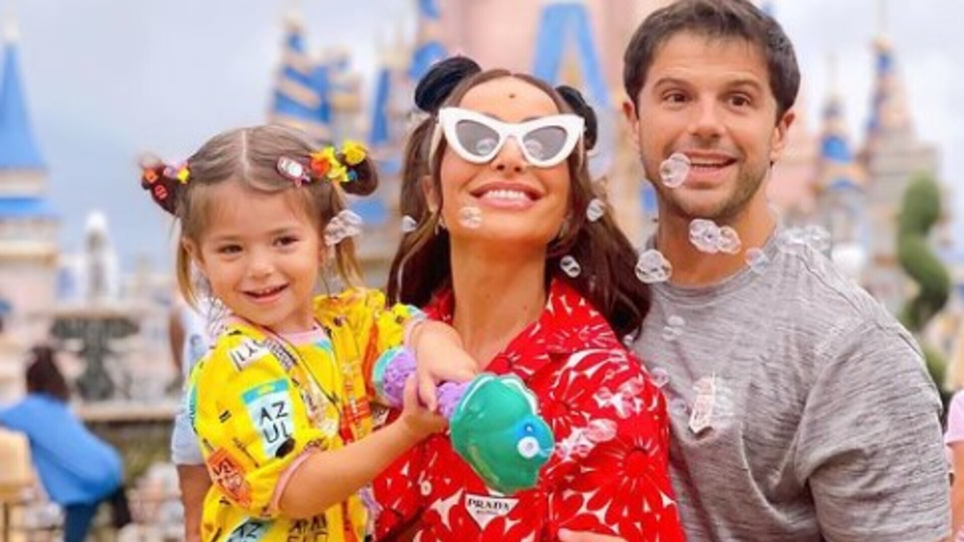 Sabrina Sato compartilha TBT das férias em família