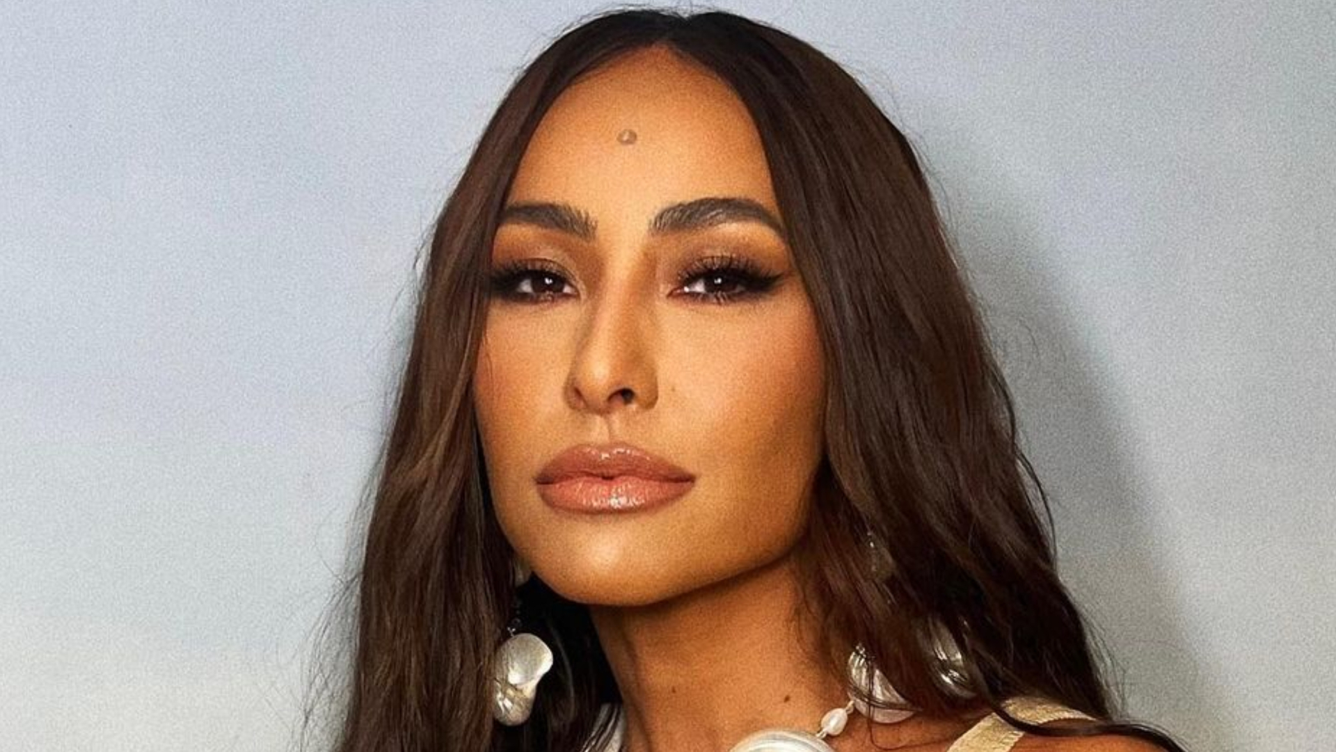 Sabrina Sato chama atenção com vestido básico para show de Caetano Veloso