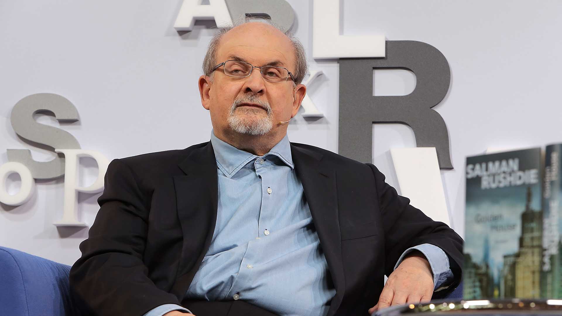 Salman Rushdie, autor de Versos Satânicos, é esfaqueado em Nova York