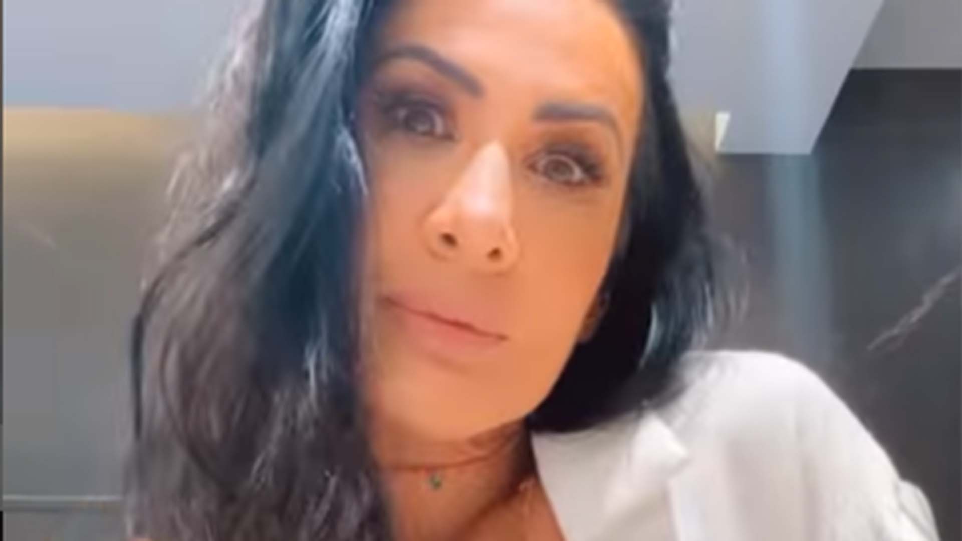Scheila Carvalho treina usando shorts com transparência