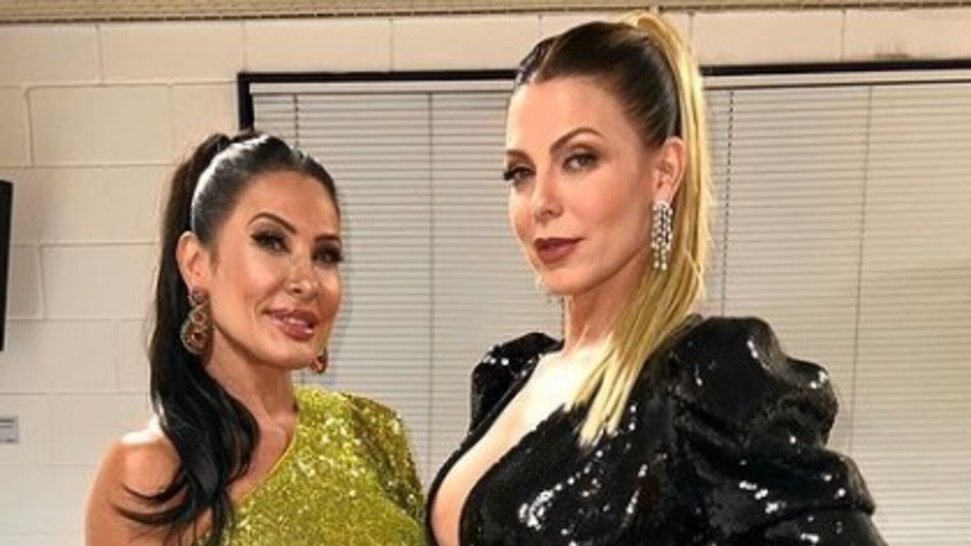 Sheila Mello e Scheila Carvalho aparecem com looks elegantes em nova foto