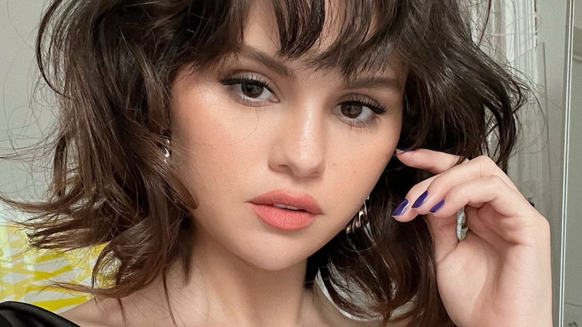 Selena Gomez curte passeio em praia paradisíaca na Itália