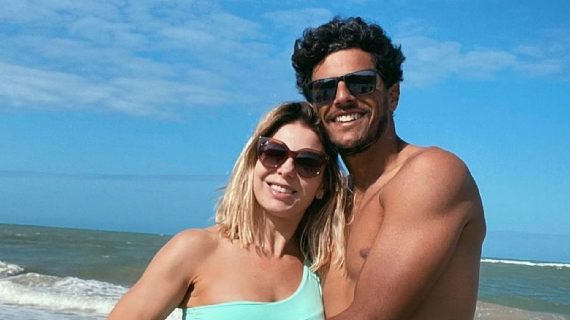 Sheila Mello curte momento carinhoso na companhia do namorado, João Souza