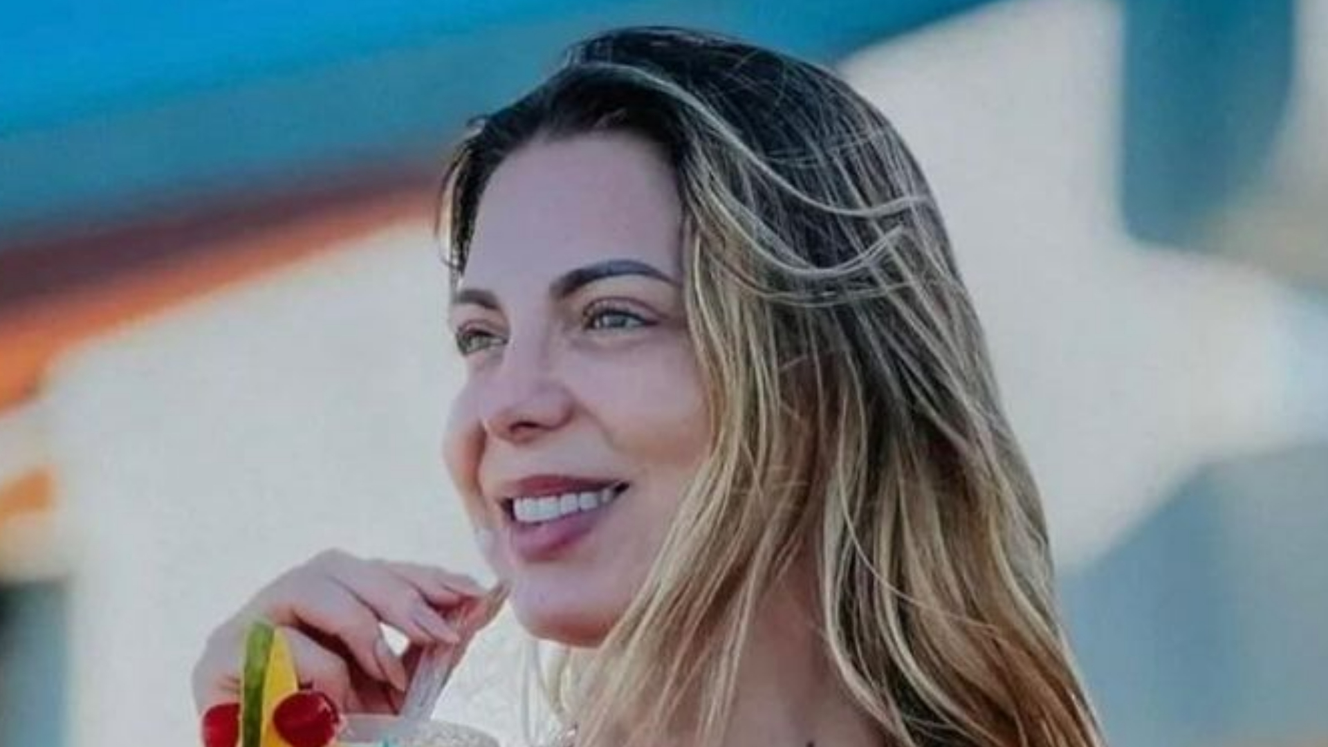 Sheila Mello exibe barriga trincada ao posar com biquíni mínimo: ”Musa”