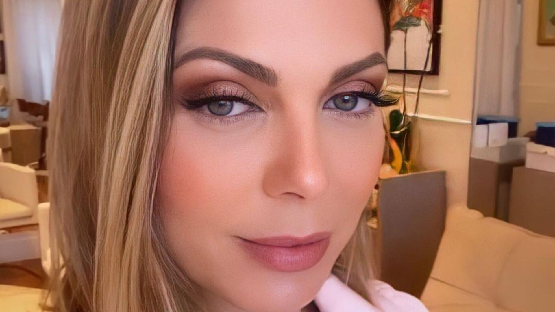 Sheila Mello exibe corpaço em vestido apertado e com recorte no seio