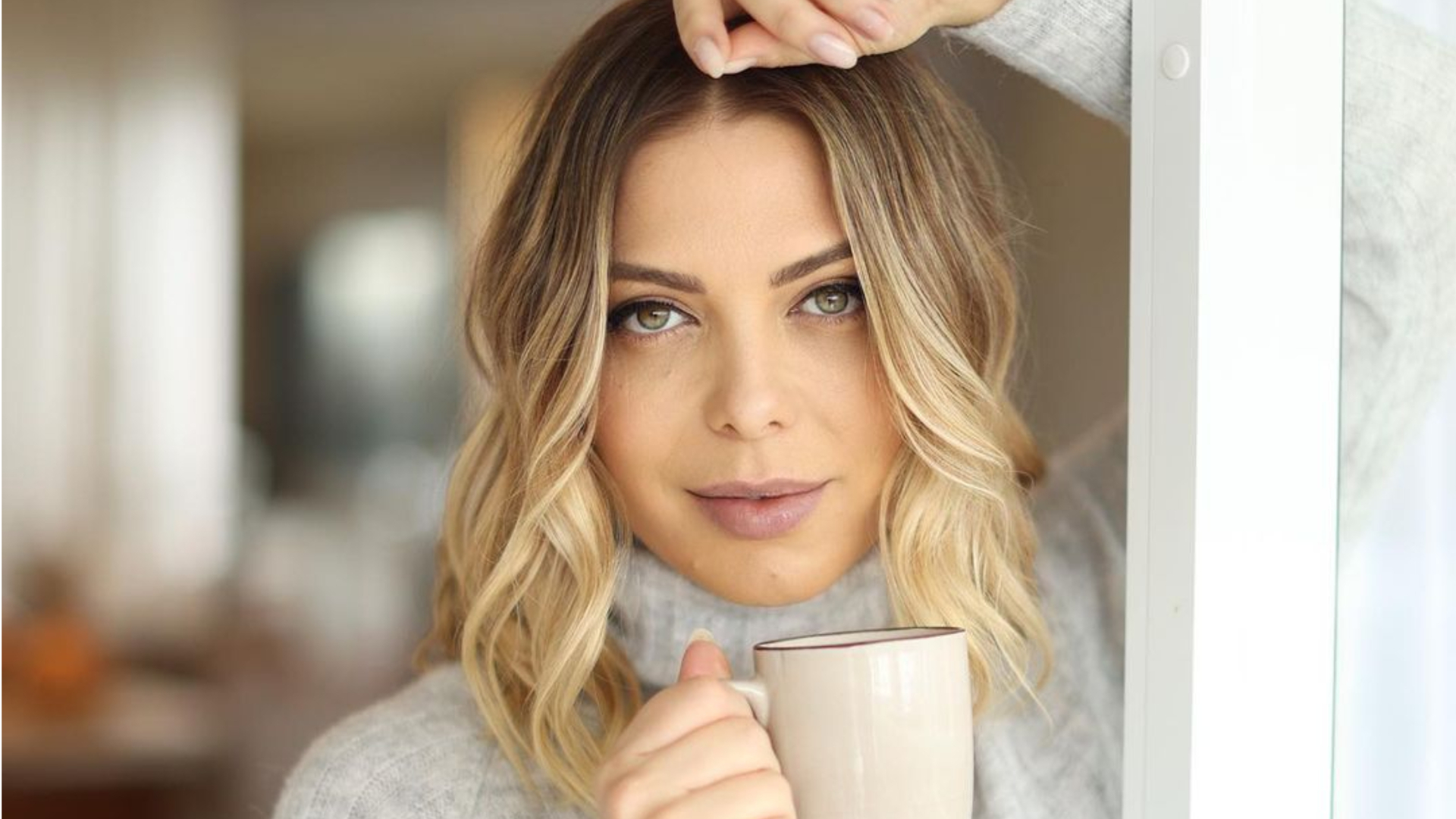 Só de blusa, Sheila Mello esbanja beleza em ensaio e impressiona: ”Maravilhosa”