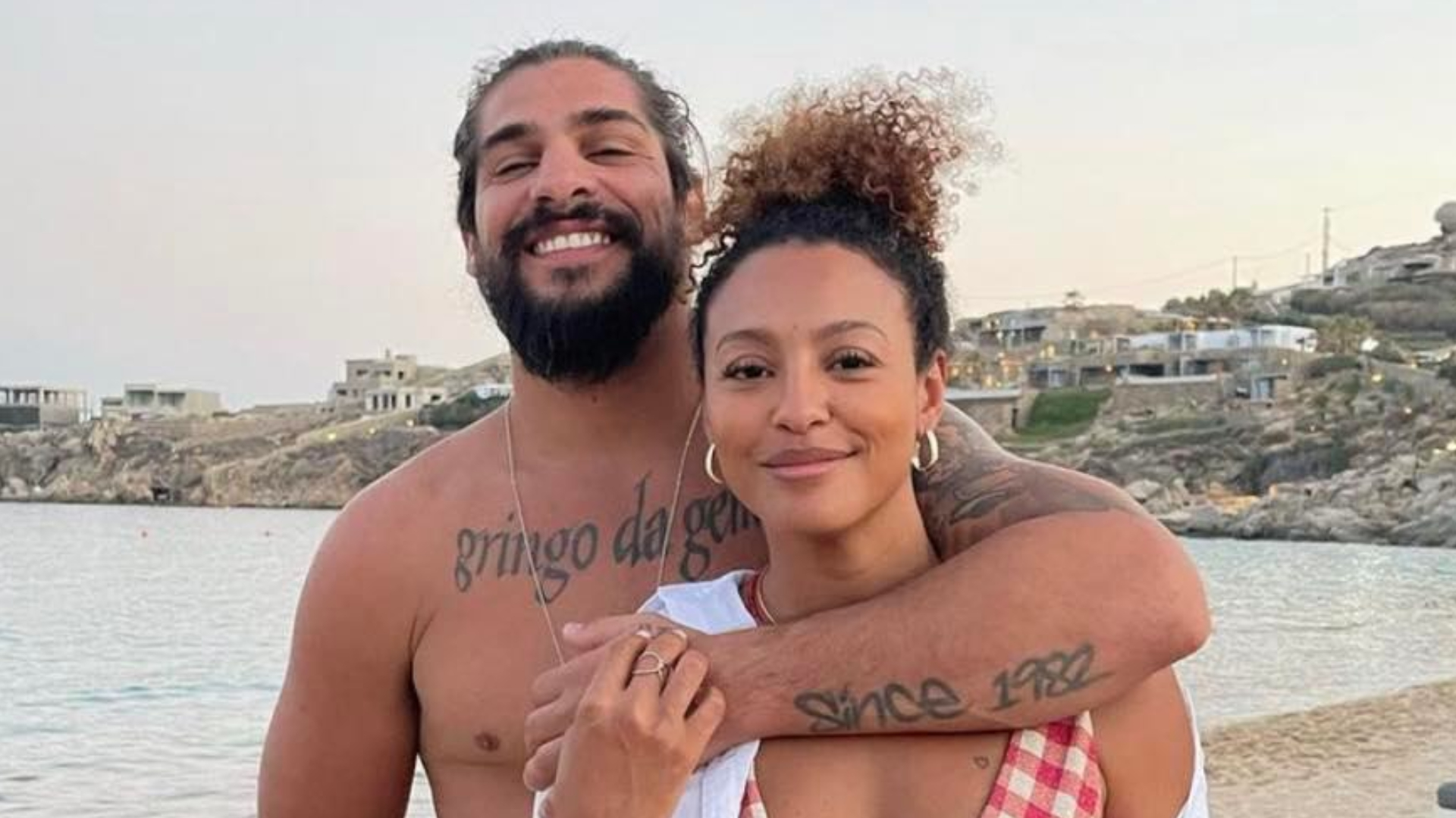 Com maiô decotadíssimo, Sheron Menezzes curte praia na Grécia com o marido: ”Lua de mel”