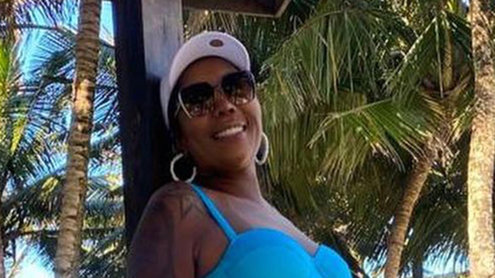 Mãe de Ludmilla exibe corpão ao posar só de biquíni e recebe elogio da nora