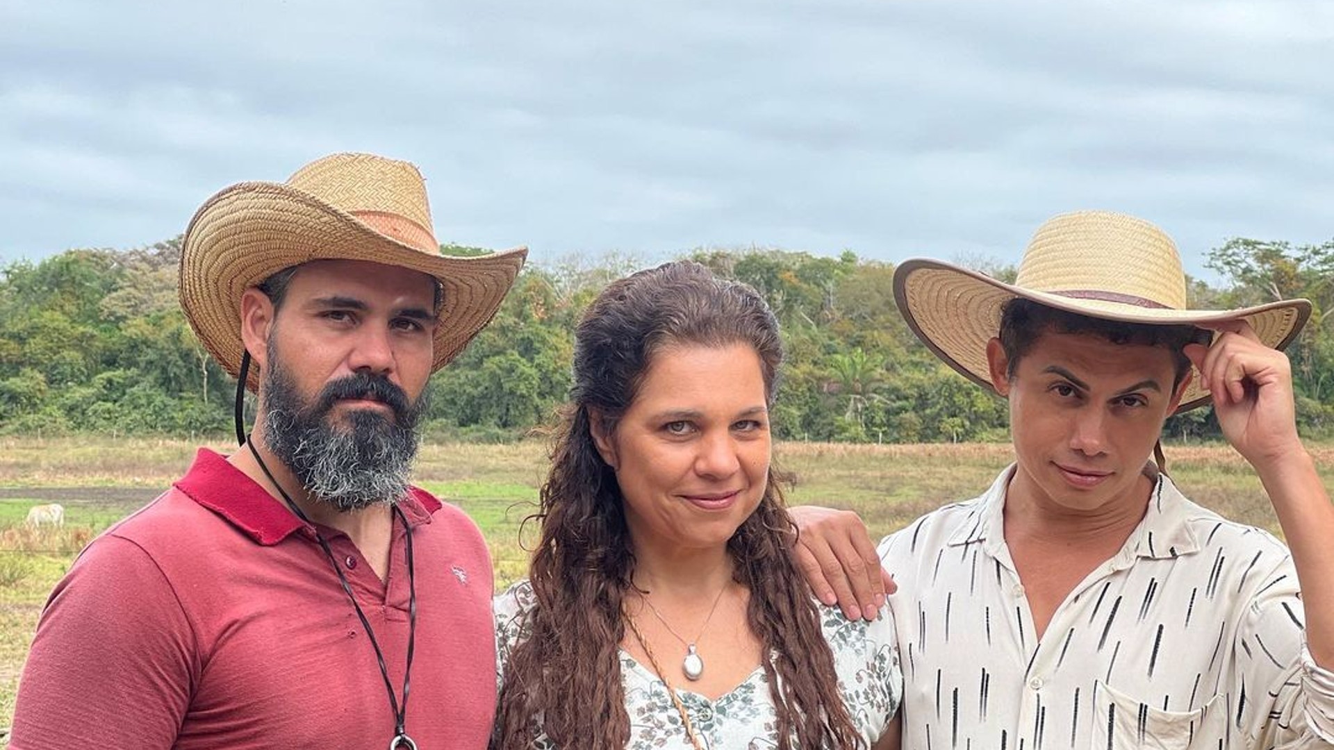 Silvero Pereira posa com Juliano Cazarré e Isabel Teixeira: ”Quem disse que só tem trisal no BBB?”
