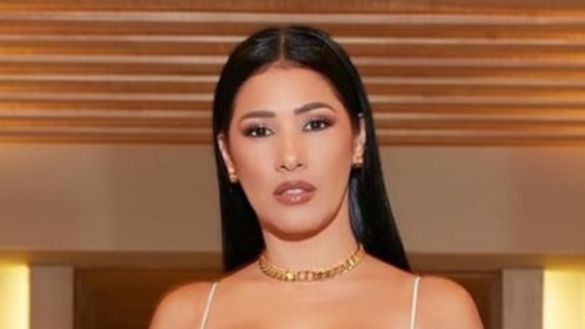 Simaria chama atenção ao apostar em look com decote generoso