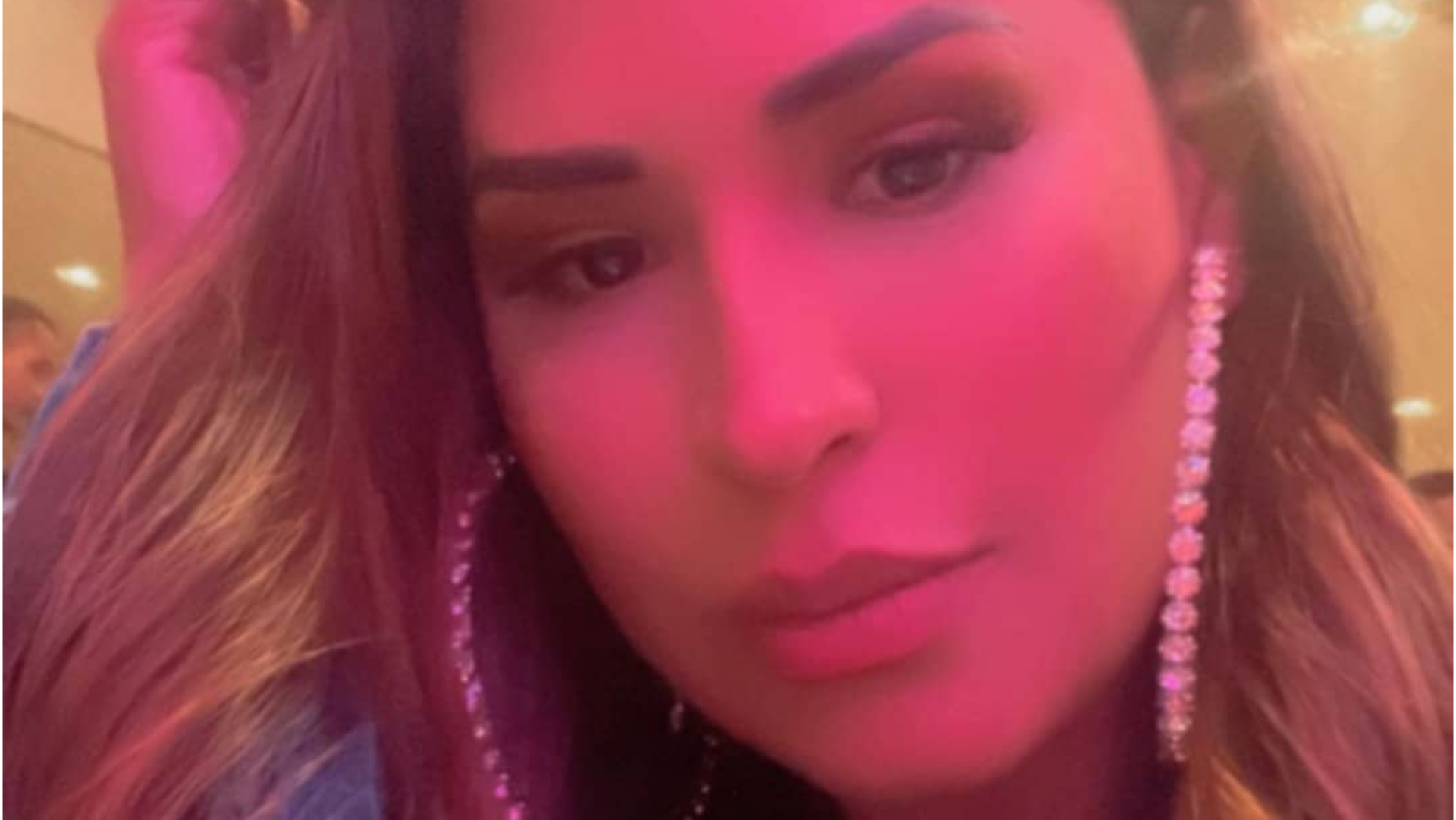 Com seu novo visual, Simone Mendes ostenta corpaço em look justinho e arrasa