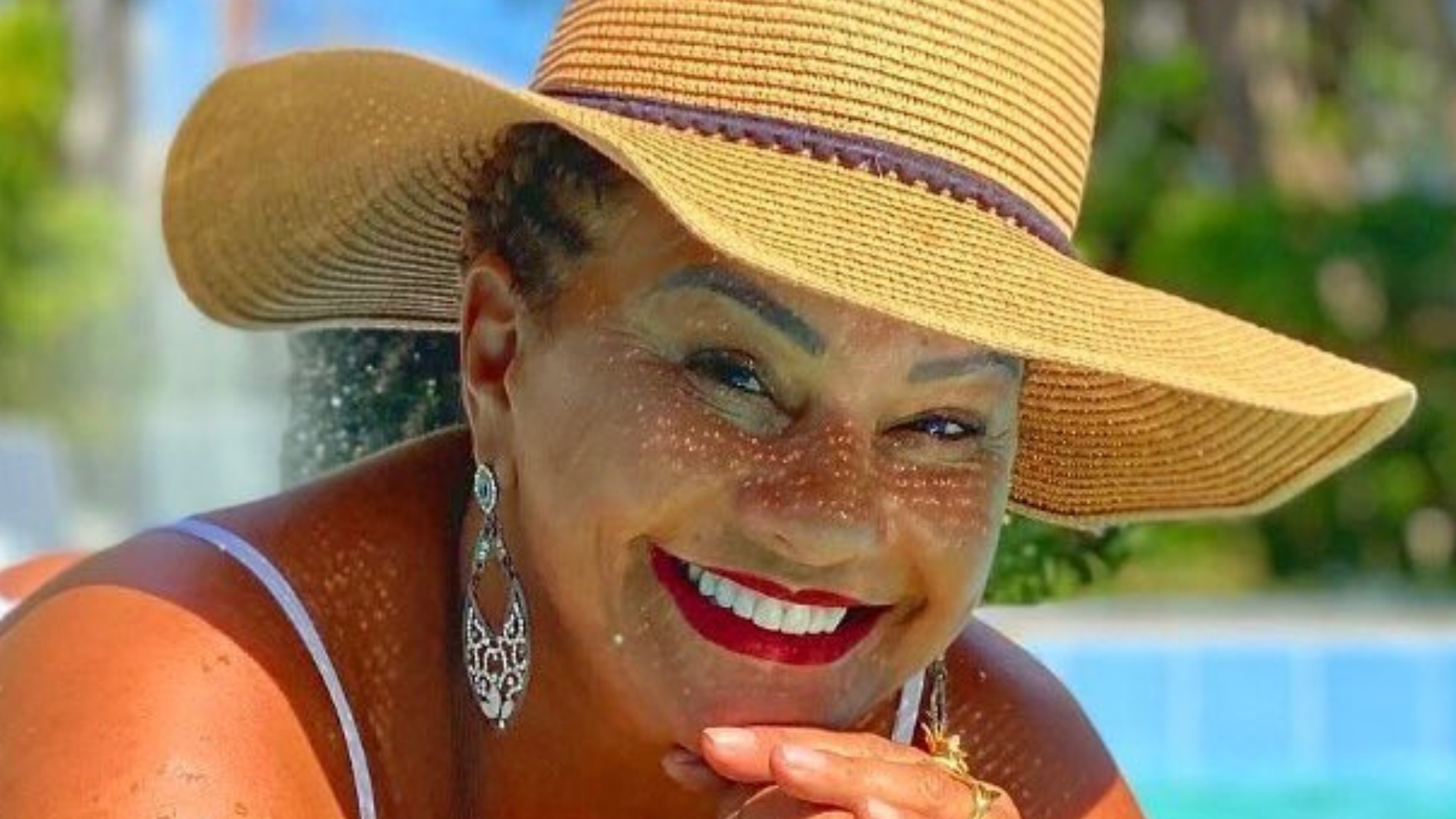 De biquíni, Solange Couto exibe corpaço ao curtir dia de sol na piscina